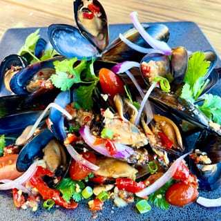 Yum Hoy (Steamed Mussels Salad)