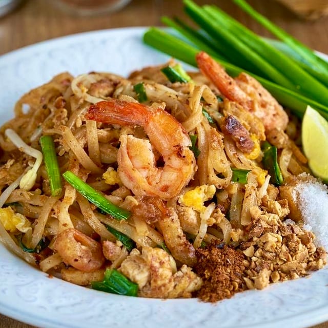 Pad Thai (ผัดไทย).